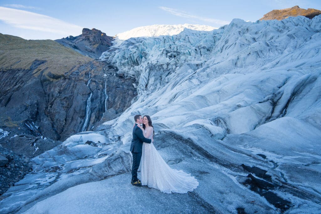 Elopement on the ice of a glacier in Iceland